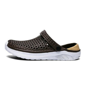 Sandália Masculina Romenzi Croc`s Summer RZ510 feita em EVA com sola de borracha, leve e resistente, oferecendo conforto, praticidade e estilo moderno.