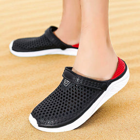 Sandália Masculina Romenzi Croc`s Summer RZ510 feita em EVA com sola de borracha, leve e resistente, oferecendo conforto, praticidade e estilo moderno.