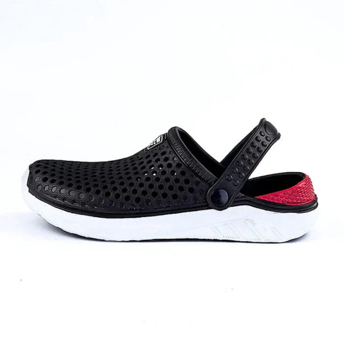 Sandália Masculina Romenzi Croc`s Summer RZ510 feita em EVA com sola de borracha, leve e resistente, oferecendo conforto, praticidade e estilo moderno.
