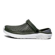 Sandália Masculina Romenzi Croc`s Summer RZ510 feita em EVA com sola de borracha, leve e resistente, oferecendo conforto, praticidade e estilo moderno.