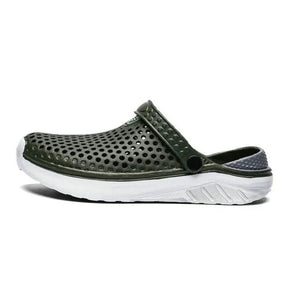 Sandália Masculina Romenzi Croc`s Summer RZ510 feita em EVA com sola de borracha, leve e resistente, oferecendo conforto, praticidade e estilo moderno.