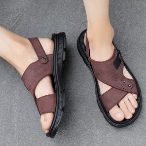Sandália Masculina Romenzi Decanto RZ513 feita em materiais premium, design liso e atemporal, oferecendo conforto, praticidade e estilo sofisticado.