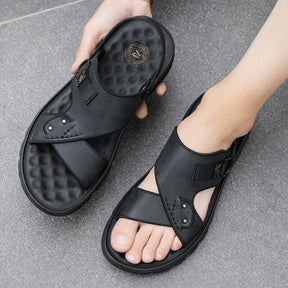 Sandália Masculina Romenzi Decanto RZ513 feita em materiais premium, design liso e atemporal, oferecendo conforto, praticidade e estilo sofisticado.