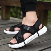 Sandália Romenzi Masculina Duncan RZ512 em materiais premium, design liso e sofisticado, oferecendo conforto, elegância e versatilidade para o homem moderno.