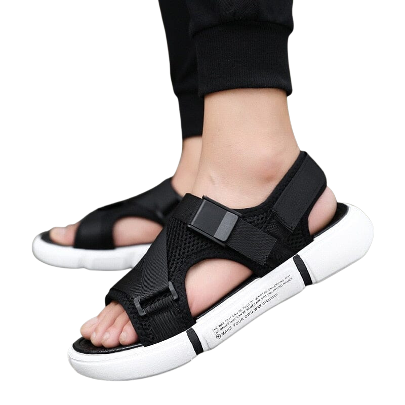 Sandália Romenzi Masculina Duncan RZ512 em materiais premium, design liso e sofisticado, oferecendo conforto, elegância e versatilidade para o homem moderno.