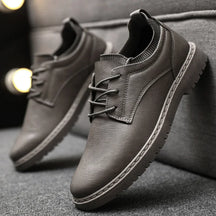 Sapatênis masculino Romenzi RZ448 em couro legítimo com solado antiderrapante, ideal para looks casuais e sofisticados.