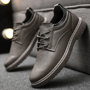 Sapatênis masculino Romenzi RZ448 em couro legítimo com solado antiderrapante, ideal para looks casuais e sofisticados.