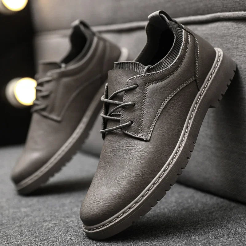 Sapatênis masculino Romenzi RZ448 em couro legítimo com solado antiderrapante, ideal para looks casuais e sofisticados.