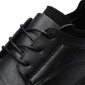 Sapatênis masculino Romenzi RZ448 em couro legítimo com solado antiderrapante, ideal para looks casuais e sofisticados.
