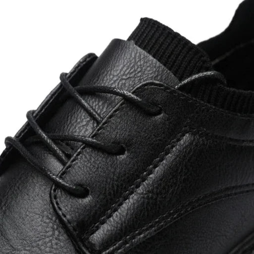 Sapatênis masculino Romenzi RZ448 em couro legítimo com solado antiderrapante, ideal para looks casuais e sofisticados.