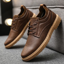 Sapatênis masculino Romenzi RZ448 em couro legítimo com solado antiderrapante, ideal para looks casuais e sofisticados.