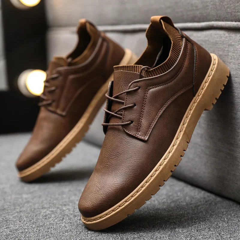 Sapatênis masculino Romenzi RZ448 em couro legítimo com solado antiderrapante, ideal para looks casuais e sofisticados.