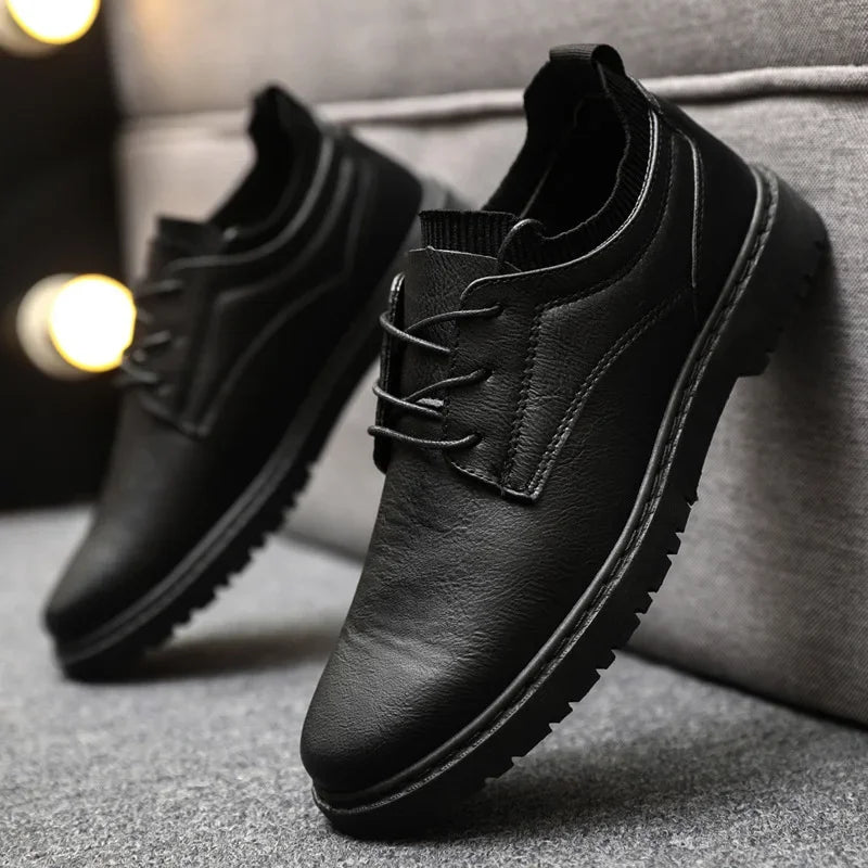 Sapatênis masculino Romenzi RZ448 em couro legítimo com solado antiderrapante, ideal para looks casuais e sofisticados.