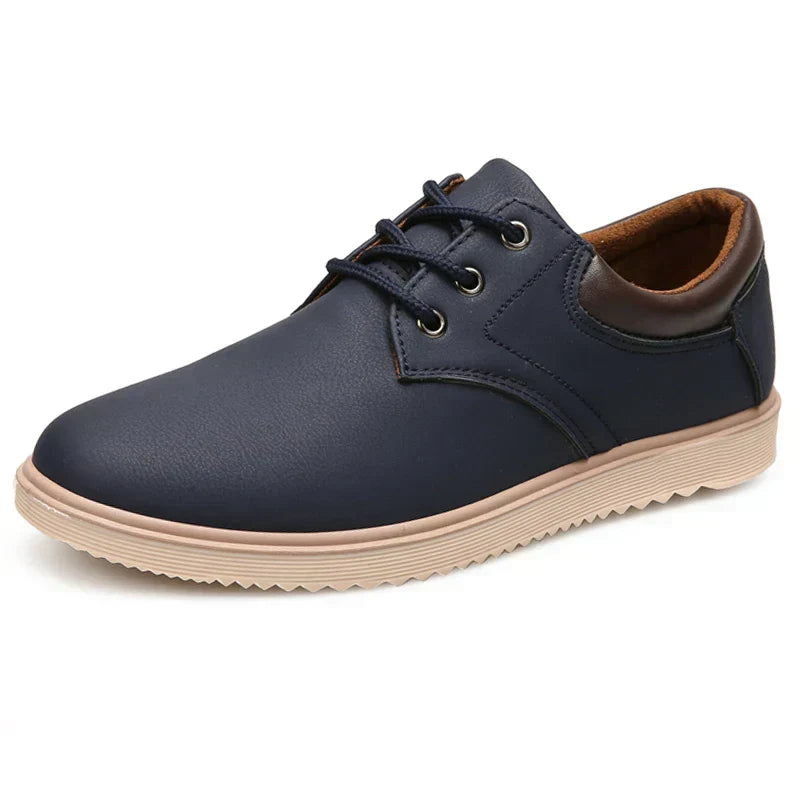 Sapatênis Romenzi RZ449 de couro legítimo com palmilha macia e sola emborrachada para segurança e estilo em looks formais e casuais.