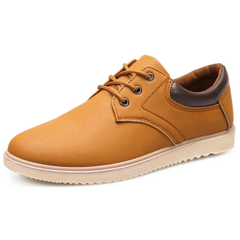 Sapatênis Romenzi RZ449 de couro legítimo com palmilha macia e sola emborrachada para segurança e estilo em looks formais e casuais.