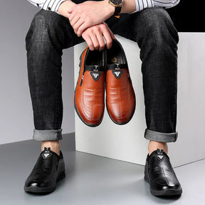 Sapatênis Masculino Romenzi RZ447 com design clean, solado em borracha flexível e palmilha respirável que garante leveza e estabilidade ao caminhar.