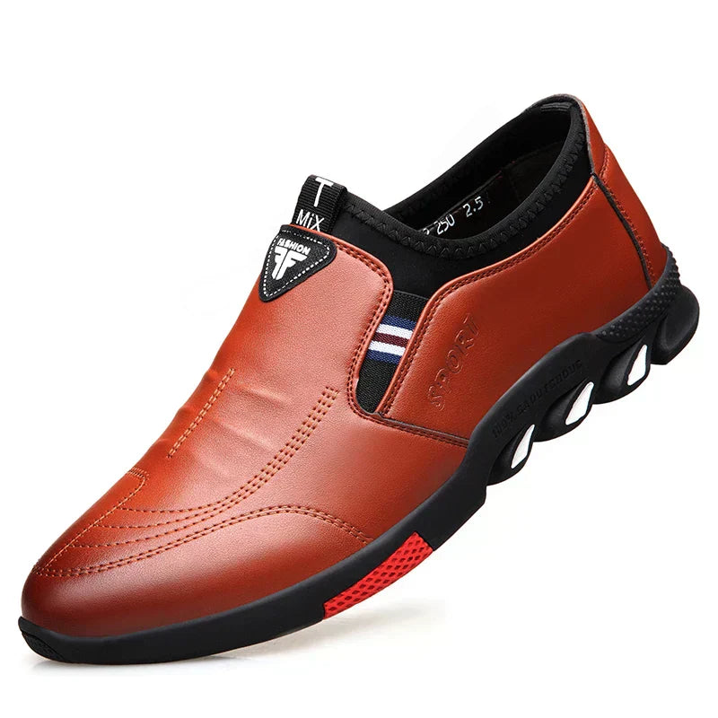Sapatênis Masculino Romenzi RZ447 com design clean, solado em borracha flexível e palmilha respirável que garante leveza e estabilidade ao caminhar.
