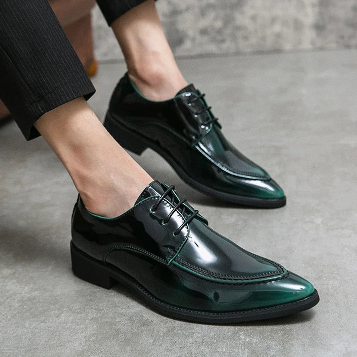 Sapato Masculino Derby em Couro Romenzi RZ349 com acabamento elegante, cadarço trançado e plataforma de 4 cm. Ideal para eventos formais e sociais.