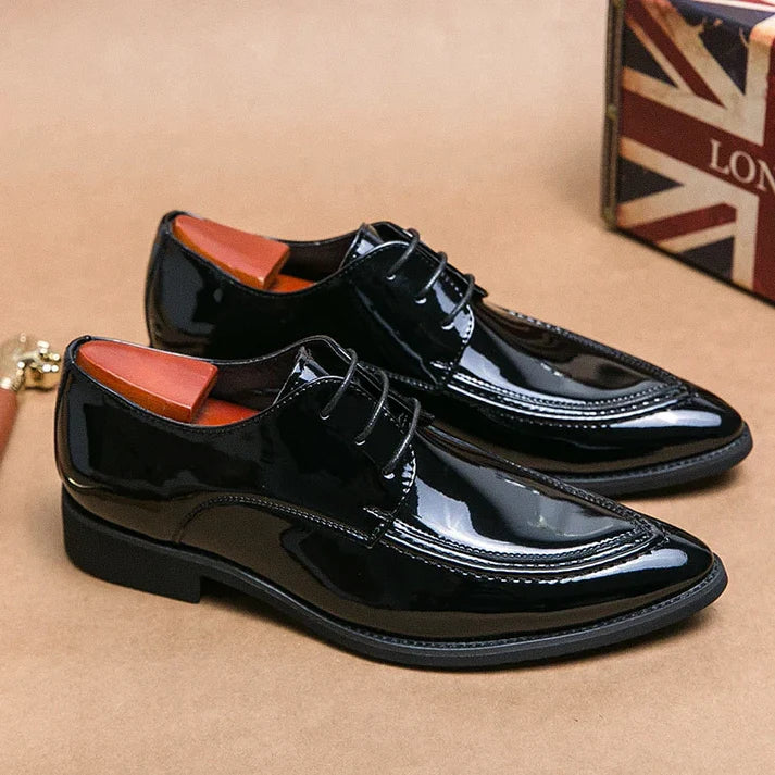 Sapato Masculino Derby em Couro Romenzi RZ349 com acabamento elegante, cadarço trançado e plataforma de 4 cm. Ideal para eventos formais e sociais.