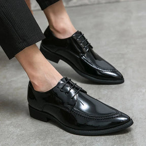 Sapato Masculino Derby em Couro Romenzi RZ349 com acabamento elegante, cadarço trançado e plataforma de 4 cm. Ideal para eventos formais e sociais.