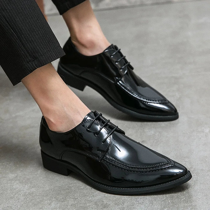 Sapato Masculino Derby em Couro Romenzi RZ349 com acabamento elegante, cadarço trançado e plataforma de 4 cm. Ideal para eventos formais e sociais.