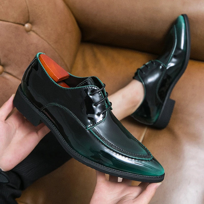 Sapato Masculino Derby em Couro Romenzi RZ349 com acabamento elegante, cadarço trançado e plataforma de 4 cm. Ideal para eventos formais e sociais.