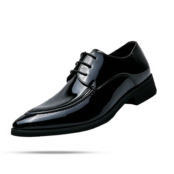 Sapato Masculino Derby em Couro Romenzi RZ349 com acabamento elegante, cadarço trançado e plataforma de 4 cm. Ideal para eventos formais e sociais.