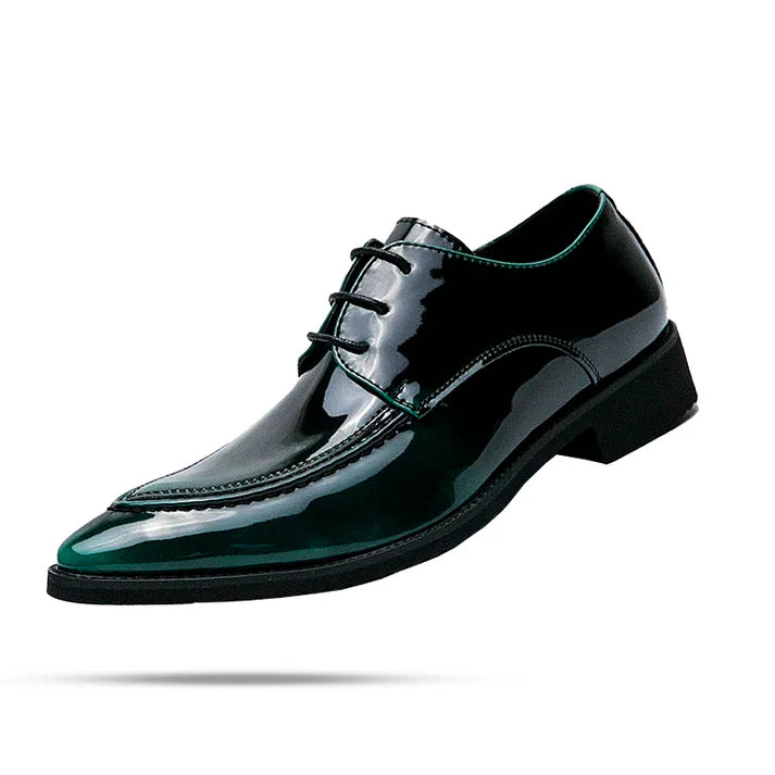 Sapato Masculino Derby em Couro Romenzi RZ349 com acabamento elegante, cadarço trançado e plataforma de 4 cm. Ideal para eventos formais e sociais.