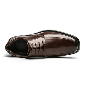 Sapato Derby Masculino Romenzi RZ350 em couro envernizado com sola robusta. Visual refinado nas cores marrom e preto para eventos sofisticados.