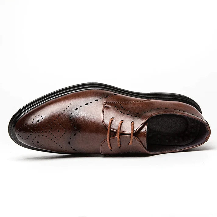 Sapato Masculino Derby em Couro Romenzi RZ351 com cadarço trançado, couro de alta qualidade e plataforma de 4 cm. Elegância para todas as ocasiões.