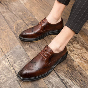 Sapato Masculino Derby em Couro Romenzi RZ351 com cadarço trançado, couro de alta qualidade e plataforma de 4 cm. Elegância para todas as ocasiões.