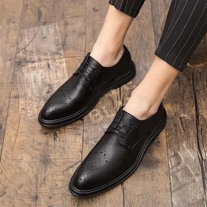Sapato Masculino Derby em Couro Romenzi RZ351 com cadarço trançado, couro de alta qualidade e plataforma de 4 cm. Elegância para todas as ocasiões.