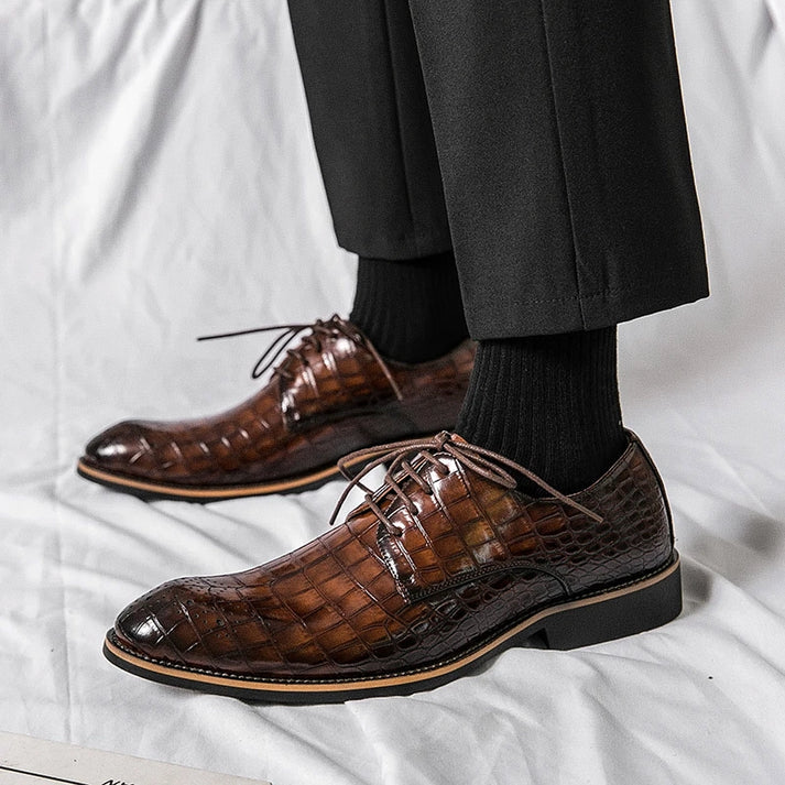 Sapato Derby Romenzi RZ354 em couro texturizado e brilhante com cadarço trançado e costura refinada. Visual elegante nas cores preto e marrom.