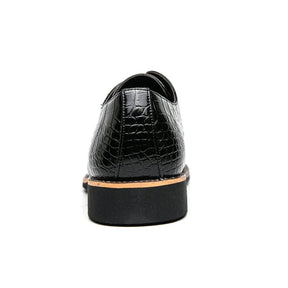 Sapato Derby Romenzi RZ354 em couro texturizado e brilhante com cadarço trançado e costura refinada. Visual elegante nas cores preto e marrom.
