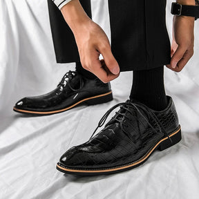 Sapato Derby Romenzi RZ354 em couro texturizado e brilhante com cadarço trançado e costura refinada. Visual elegante nas cores preto e marrom.