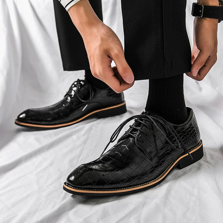 Sapato Derby Romenzi RZ354 em couro texturizado e brilhante com cadarço trançado e costura refinada. Visual elegante nas cores preto e marrom.