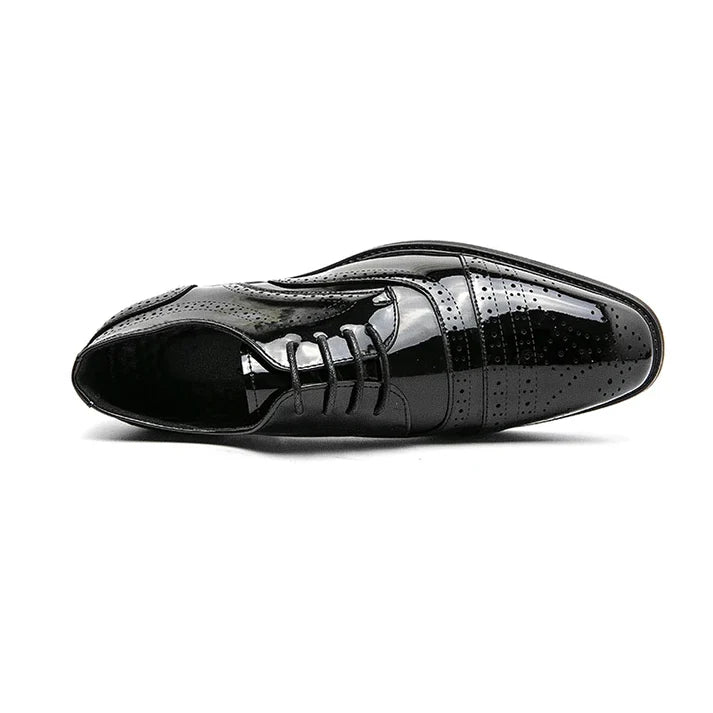 Sapato Masculino Derby Romenzi RZ355 em couro brilhante com plataforma de 3 cm e cadarço trançado. Modelo elegante na cor preta para looks refinados.