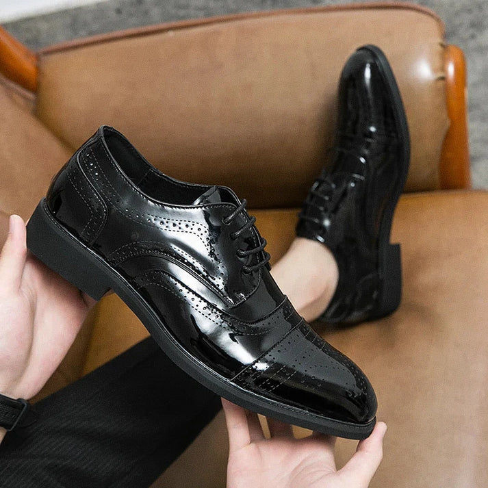 Sapato Masculino Derby Romenzi RZ355 em couro brilhante com plataforma de 3 cm e cadarço trançado. Modelo elegante na cor preta para looks refinados.