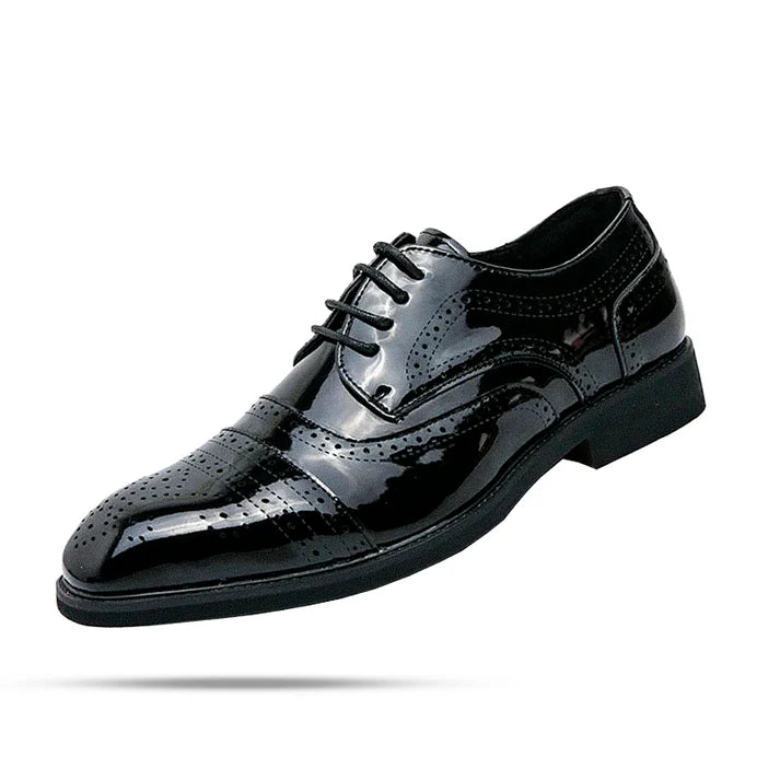 Sapato Masculino Derby Romenzi RZ355 em couro brilhante com plataforma de 3 cm e cadarço trançado. Modelo elegante na cor preta para looks refinados.