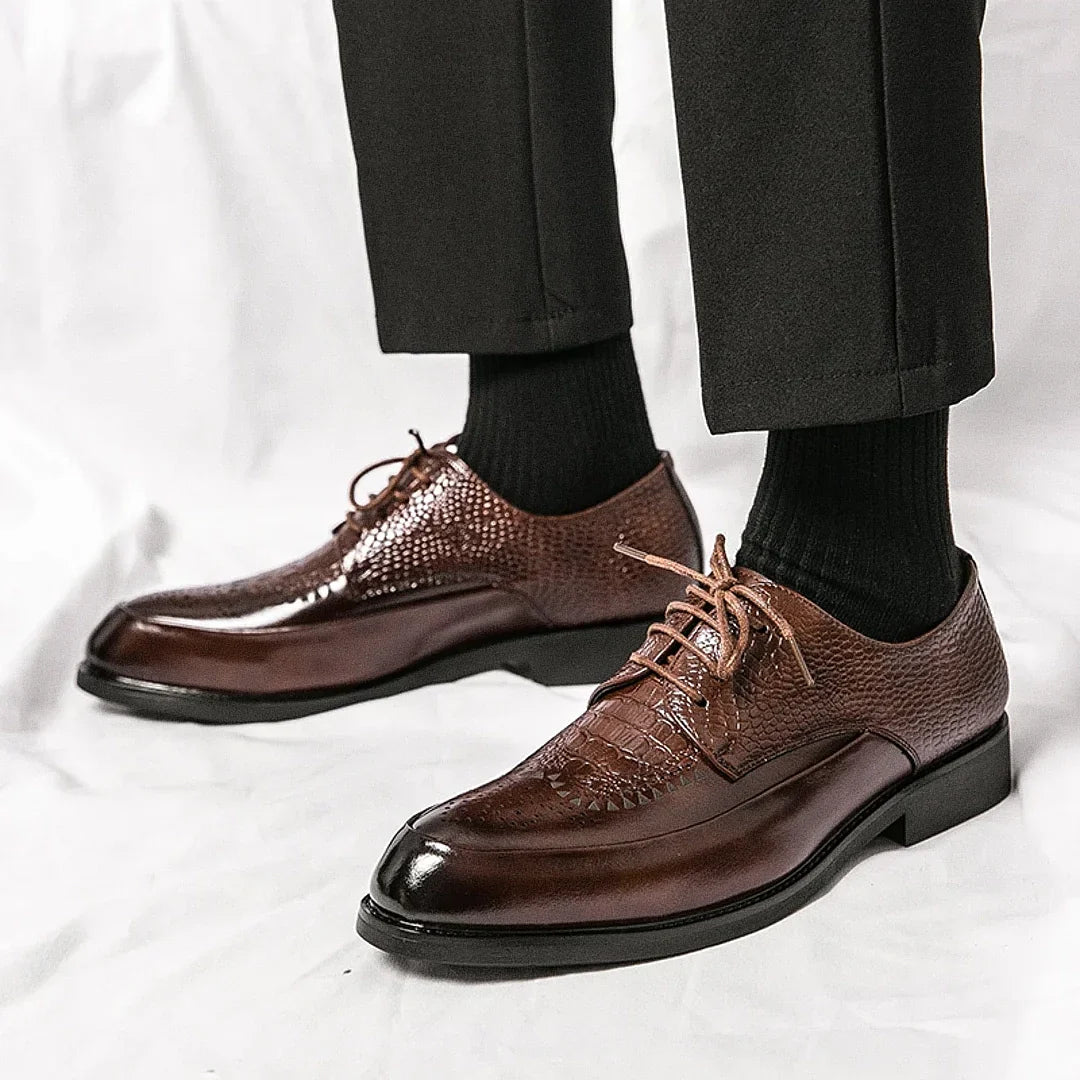 Sapato Masculino Derby Romenzi RZ357 em couro em escamas com cadarço trançado e plataforma. Estilo refinado nas cores preto e marrom