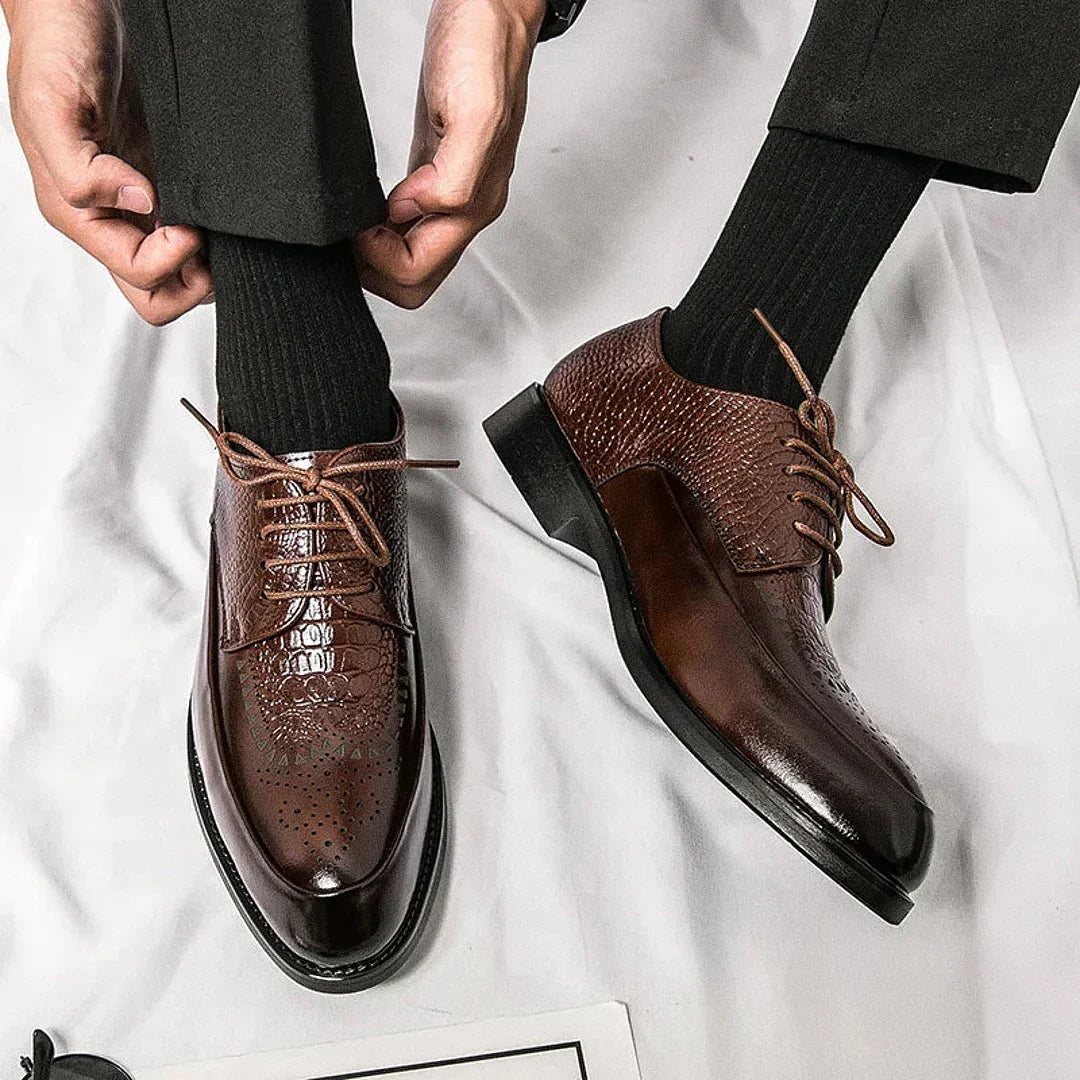Sapato Masculino Derby Romenzi RZ357 em couro em escamas com cadarço trançado e plataforma. Estilo refinado nas cores preto e marrom