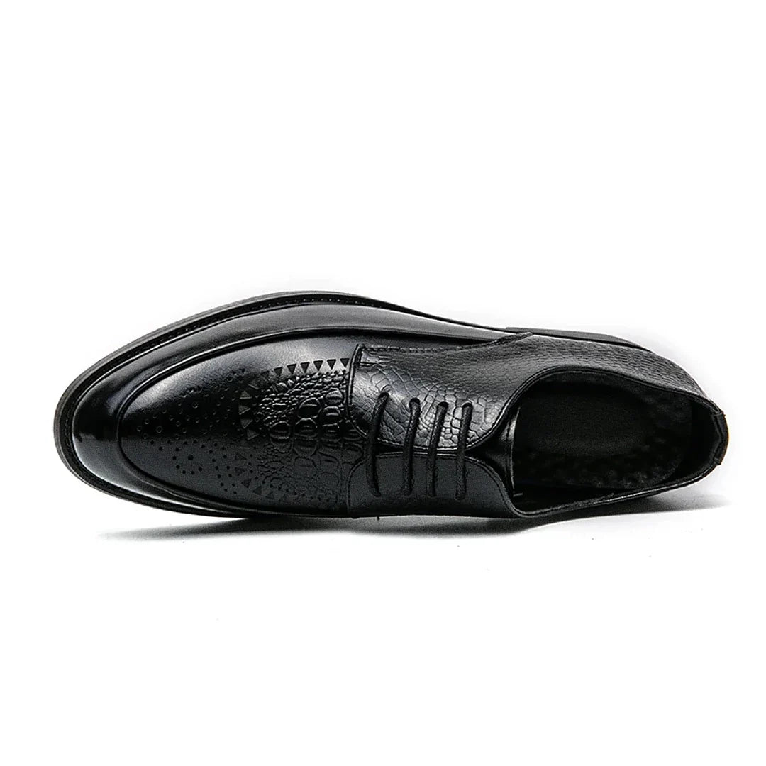 Sapato Masculino Derby Romenzi RZ357 em couro em escamas com cadarço trançado e plataforma. Estilo refinado nas cores preto e marrom