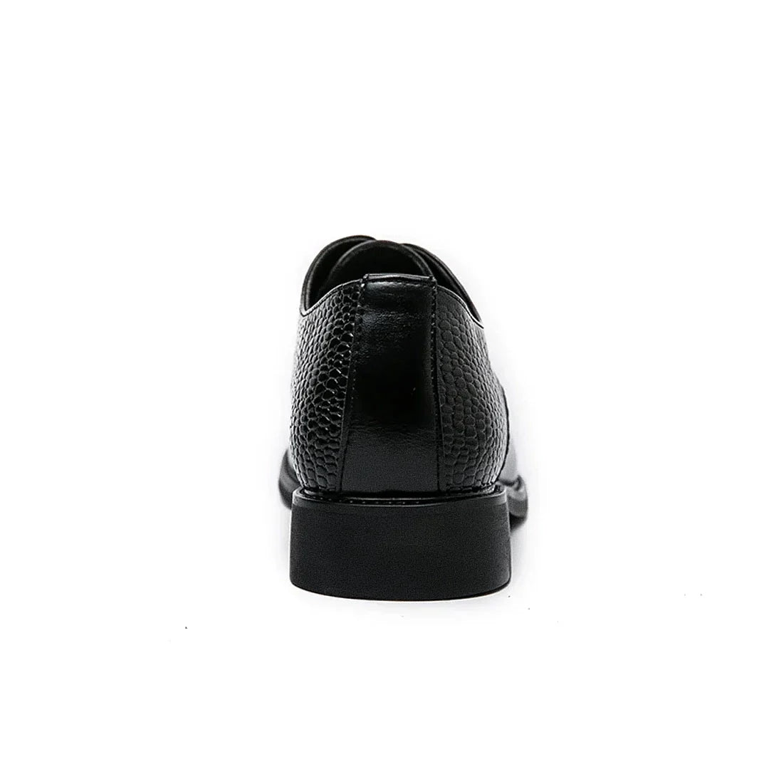 Sapato Masculino Derby Romenzi RZ357 em couro em escamas com cadarço trançado e plataforma. Estilo refinado nas cores preto e marrom