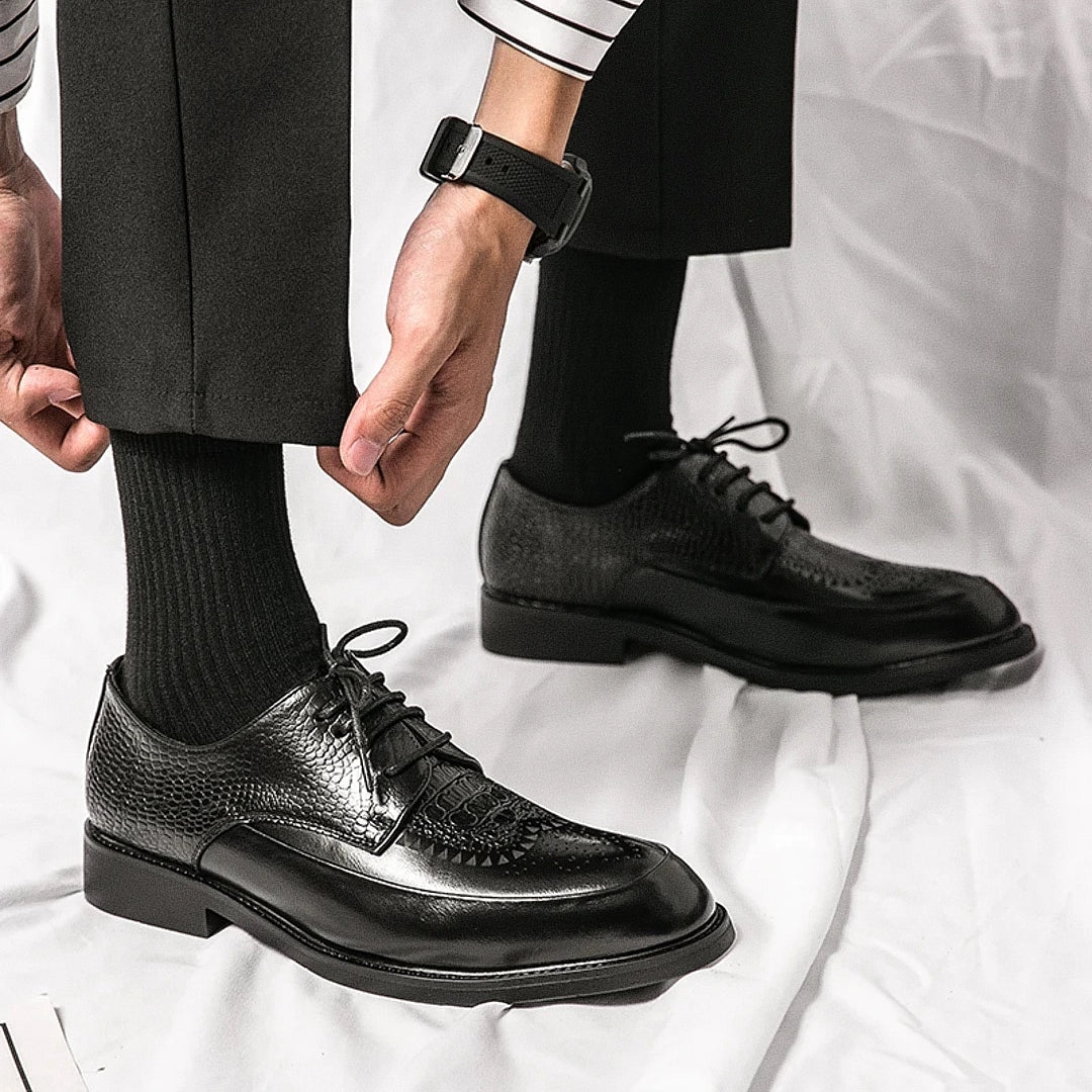 Sapato Masculino Derby Romenzi RZ357 em couro em escamas com cadarço trançado e plataforma. Estilo refinado nas cores preto e marrom