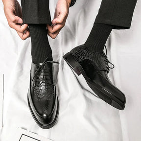 Sapato Masculino Derby Romenzi RZ357 em couro em escamas com cadarço trançado e plataforma. Estilo refinado nas cores preto e marrom