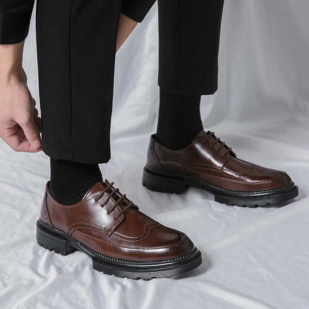 Sapato Masculino Derby Romenzi RZ358 em couro fosco com solado tratorado e plataforma de 5 cm. Visual robusto e versátil nas cores preto e marrom
