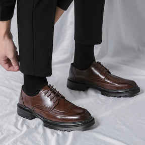 Sapato Masculino Derby Romenzi RZ358 em couro fosco com solado tratorado e plataforma de 5 cm. Visual robusto e versátil nas cores preto e marrom