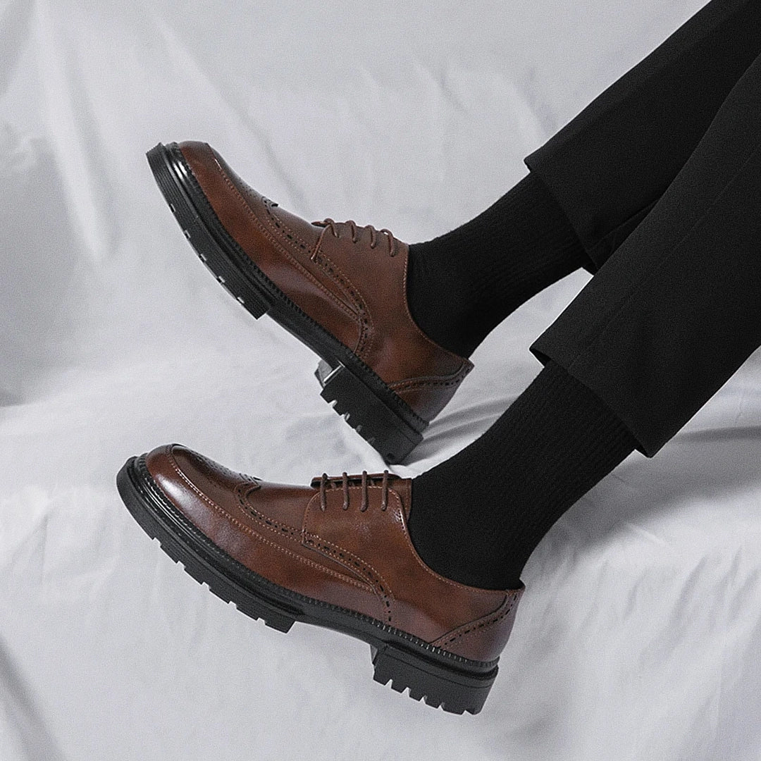 Sapato Masculino Derby Romenzi RZ358 em couro fosco com solado tratorado e plataforma de 5 cm. Visual robusto e versátil nas cores preto e marrom