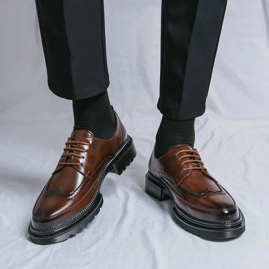 Sapato Masculino Derby Romenzi RZ358 em couro fosco com solado tratorado e plataforma de 5 cm. Visual robusto e versátil nas cores preto e marrom