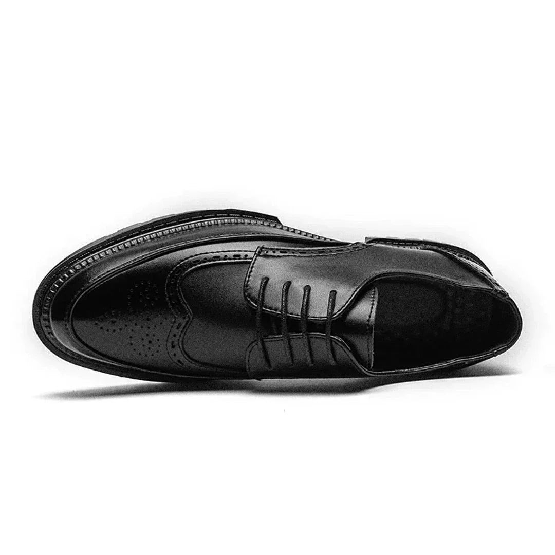 Sapato Masculino Derby Romenzi RZ358 em couro fosco com solado tratorado e plataforma de 5 cm. Visual robusto e versátil nas cores preto e marrom